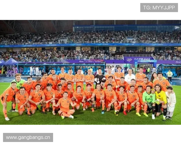 (体育)足球——友谊赛：香港明星队平天津元老队